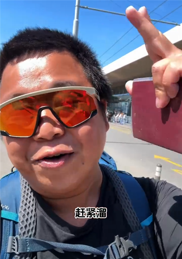 自称被绑架冲上热搜！蓝战非一分钟视频报价150万 年收入九位数