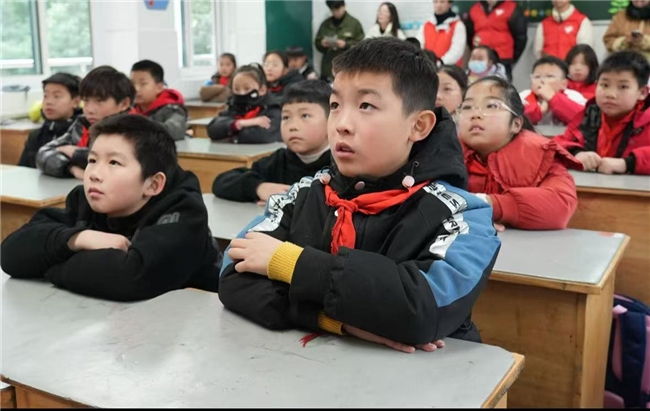 2025媒体管家 ：让遵义精神在青少年心中落地生根——一叶红船，逐梦未来宣讲团走进中小学(图1)