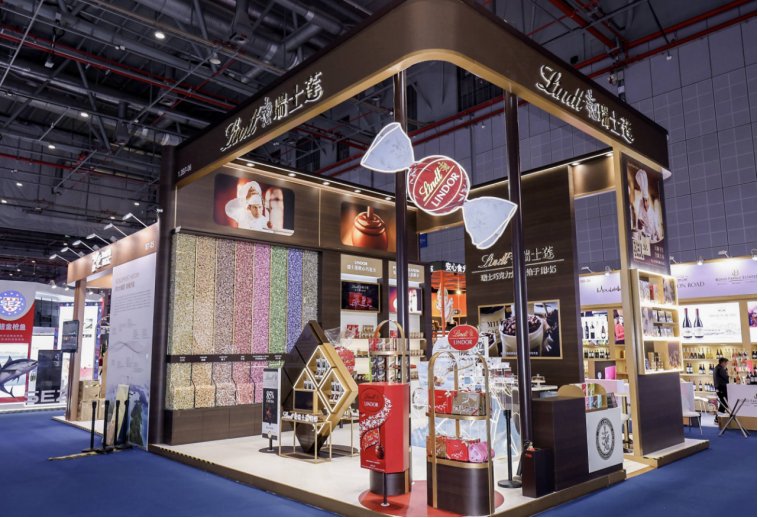 瑞士莲首赴“进博之约” 瑞士巧克力大师诠释融情奥秘(图1)