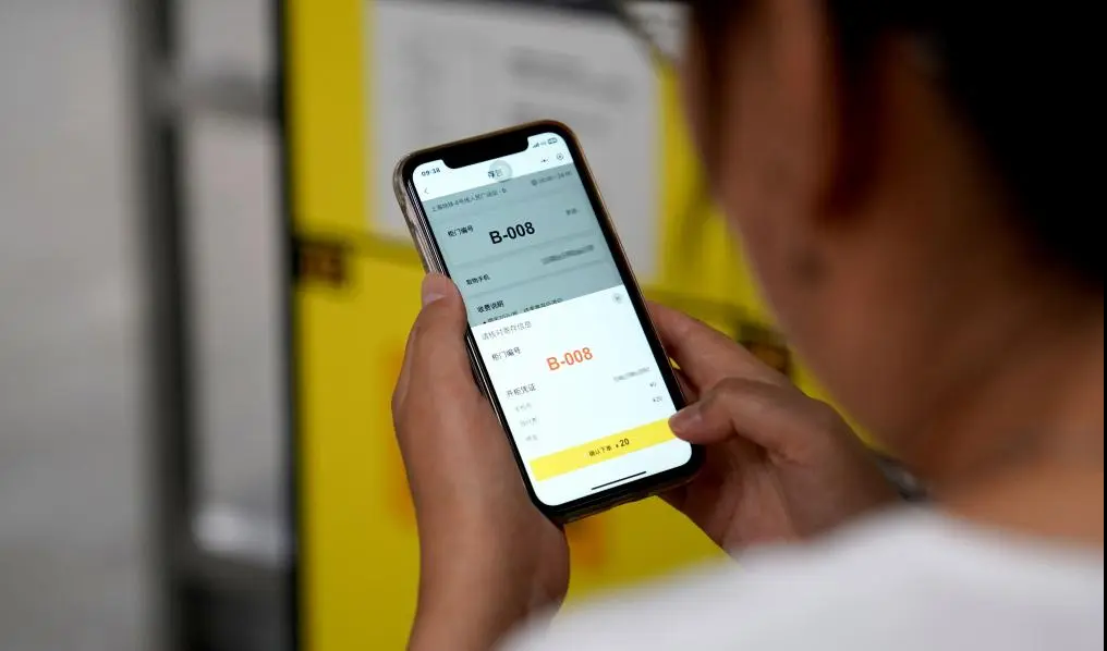 一柜难求，人气火爆，众多媒体到场报道！小铁智能寄存柜携手上海地铁打造出行轻体验(图6)